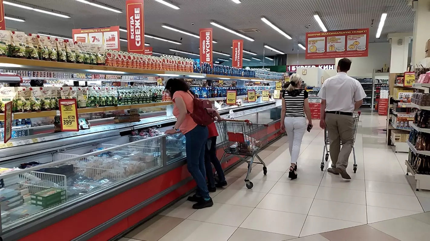 Жители Красноярска и края стали реже ходить в магазины и тратить больше