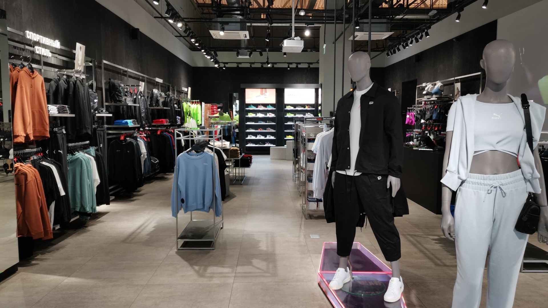 В Красноярске открылся новый магазин с ушедшими брендами Nike, Puma и New Balance