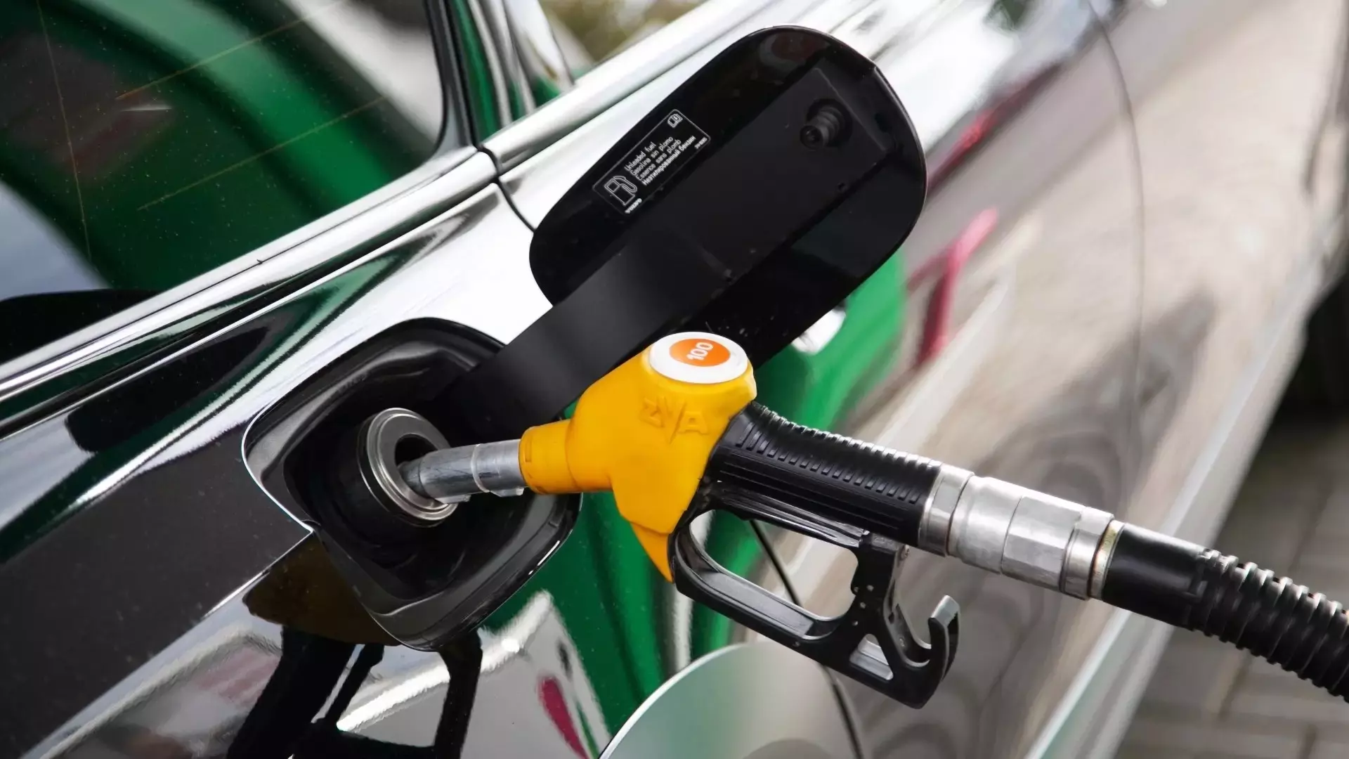 В Красноярске медленно снижаются цены на бензин