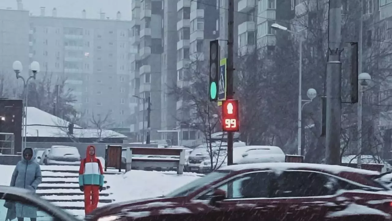 В Красноярске заметили аномальное погодное явление — снегопад с грозой