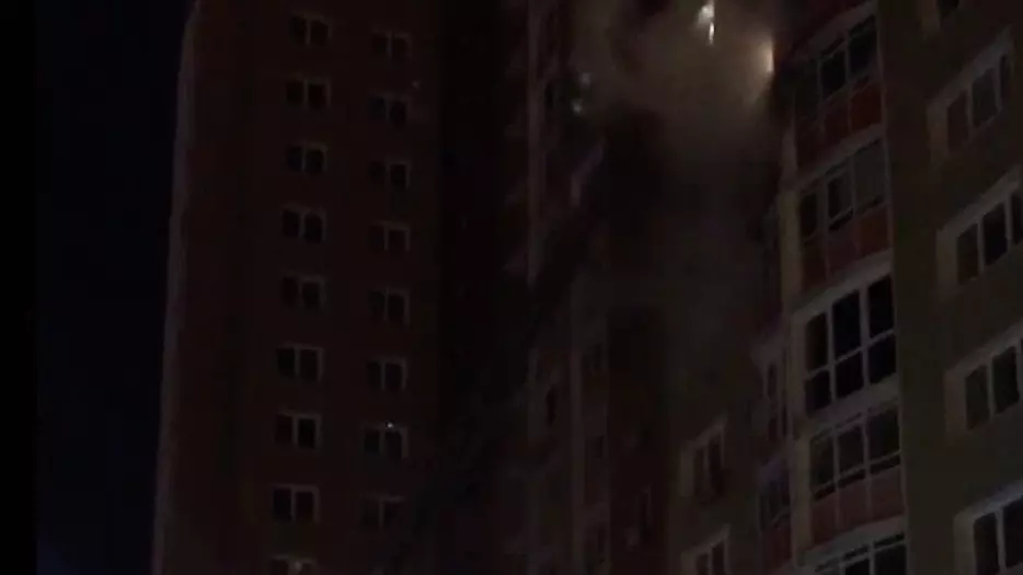 В красноярской многоэтажке загорелись балконы нескольких квартир
