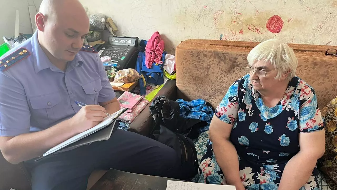 В Красноярске пенсионерку с семьей выгоняют из квартиры за долги бизнесмену