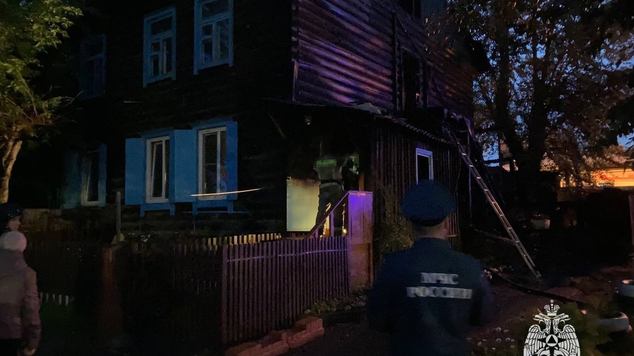 В красноярской Покровке подожгли двухэтажный дом с людьми