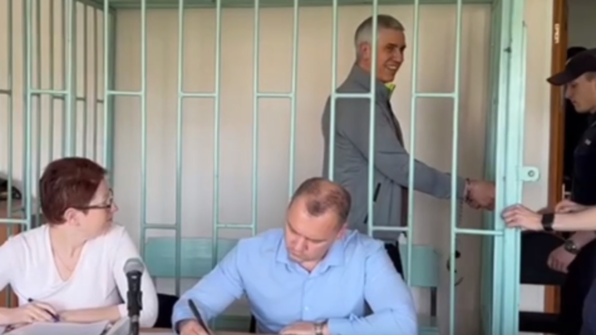 Быков рассмеялся в клетке во время суда по делу об убийстве криминального авторитета