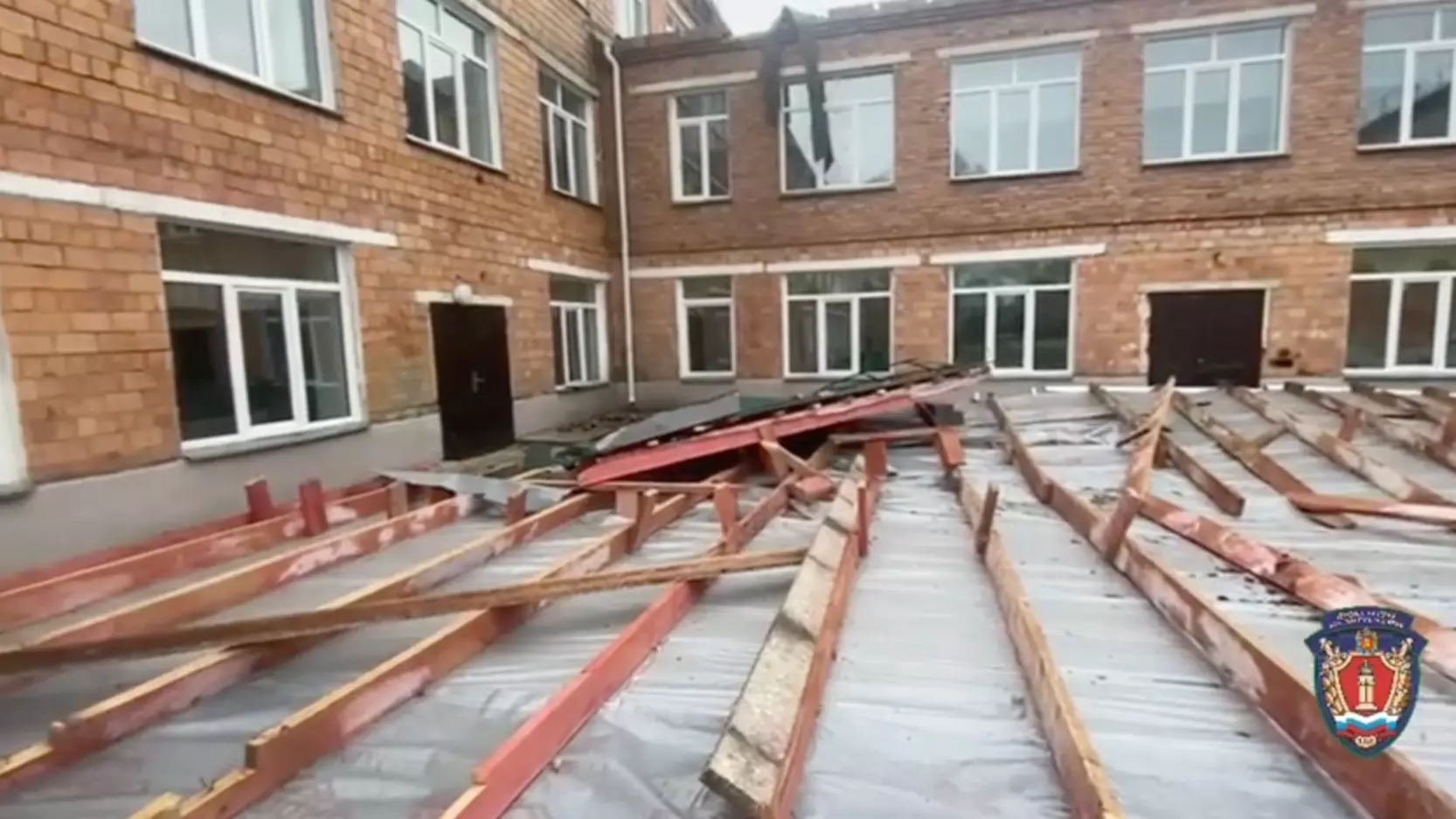 В Красноярском крае ветер сорвал со школы недавно отремонтированную крышу