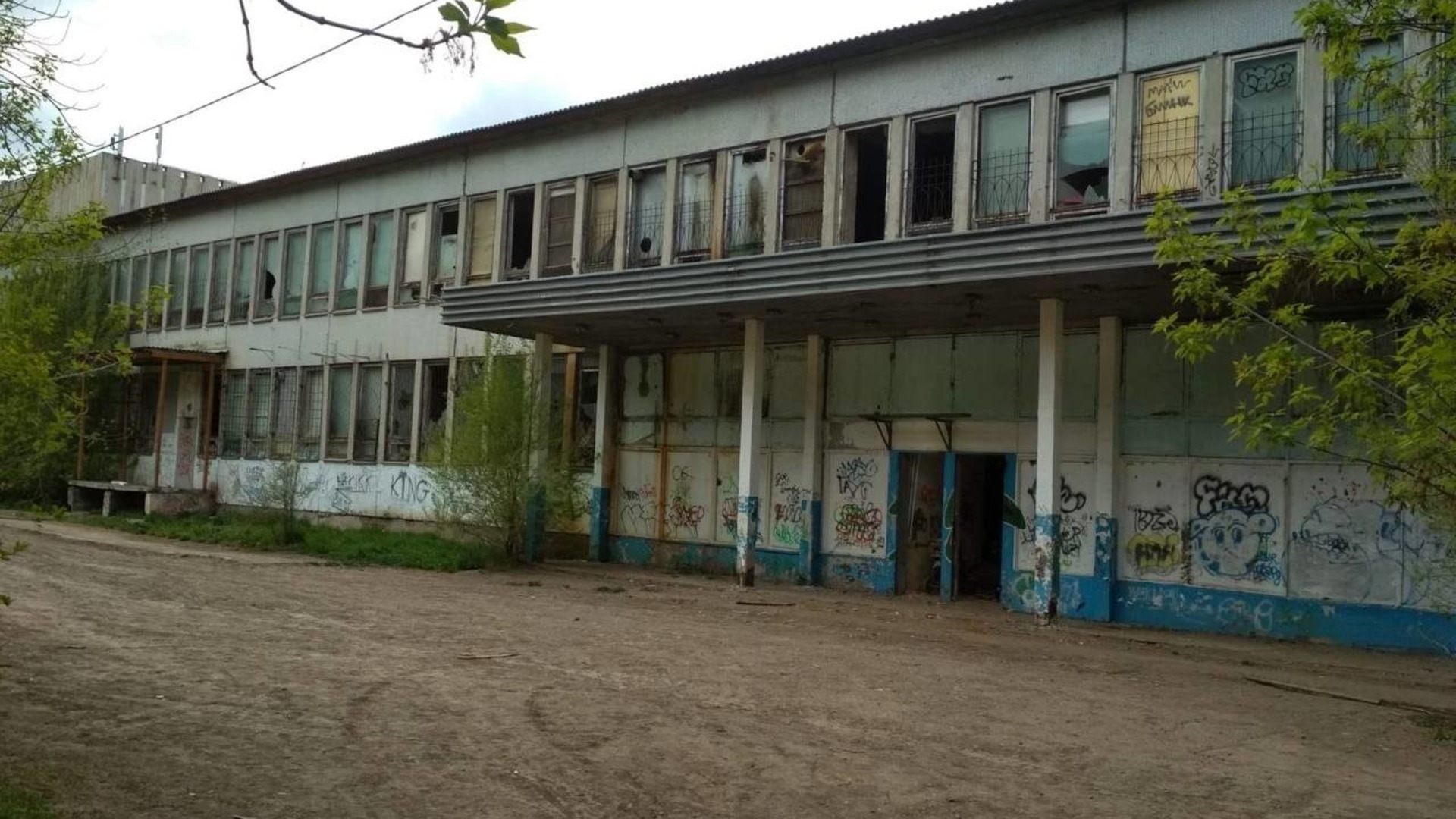 В Красноярске снесут заброшенную фабрику полуфабрикатов «Вентокальдо»