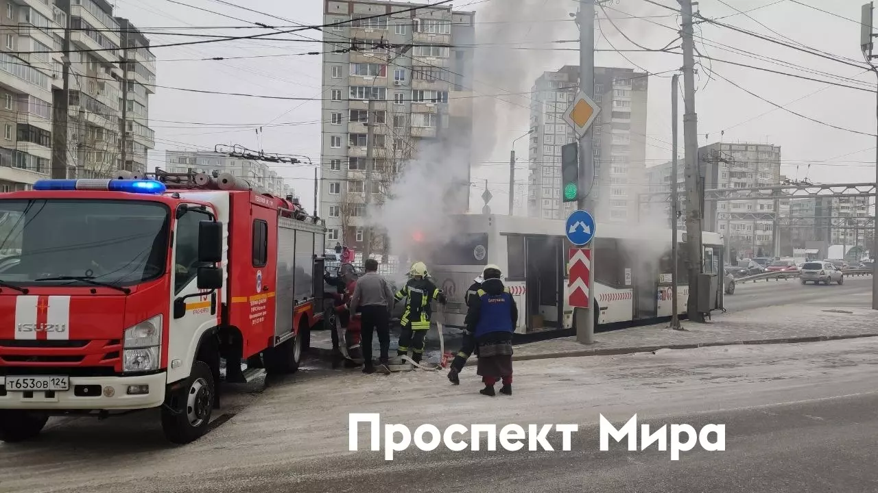 В Красноярске на перекрестке улиц Киренского и Годенко загорелся автобус №43