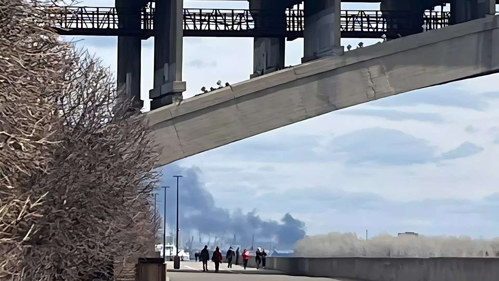 Красноярцев напугал столб черного дыма в районе Шинного завода