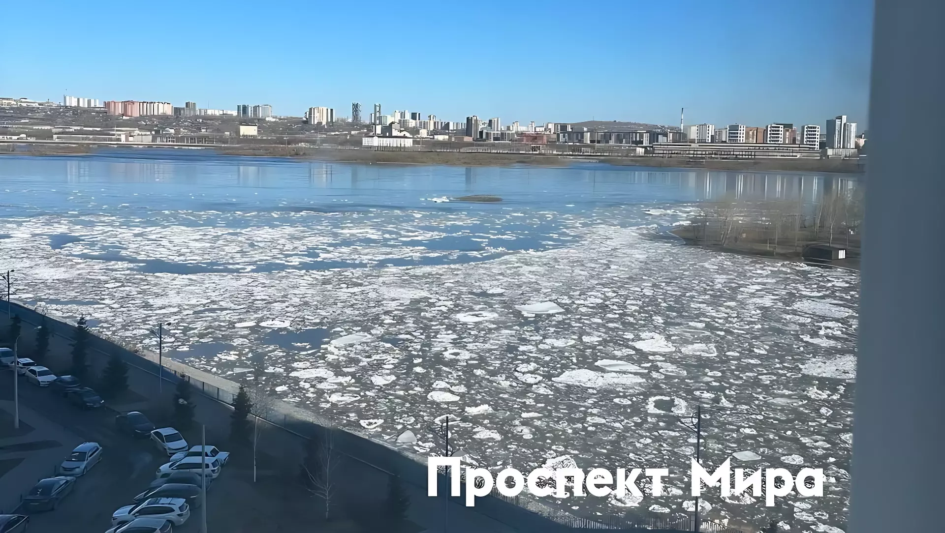 В Красноярске начался ледоход. Собрали фото и видео
