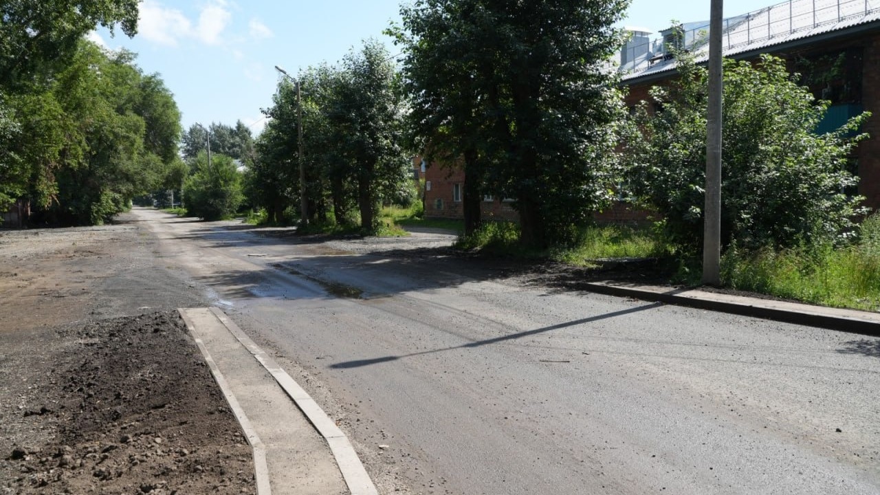В Красноярске дождь размыл недавно отремонтированную дорогу