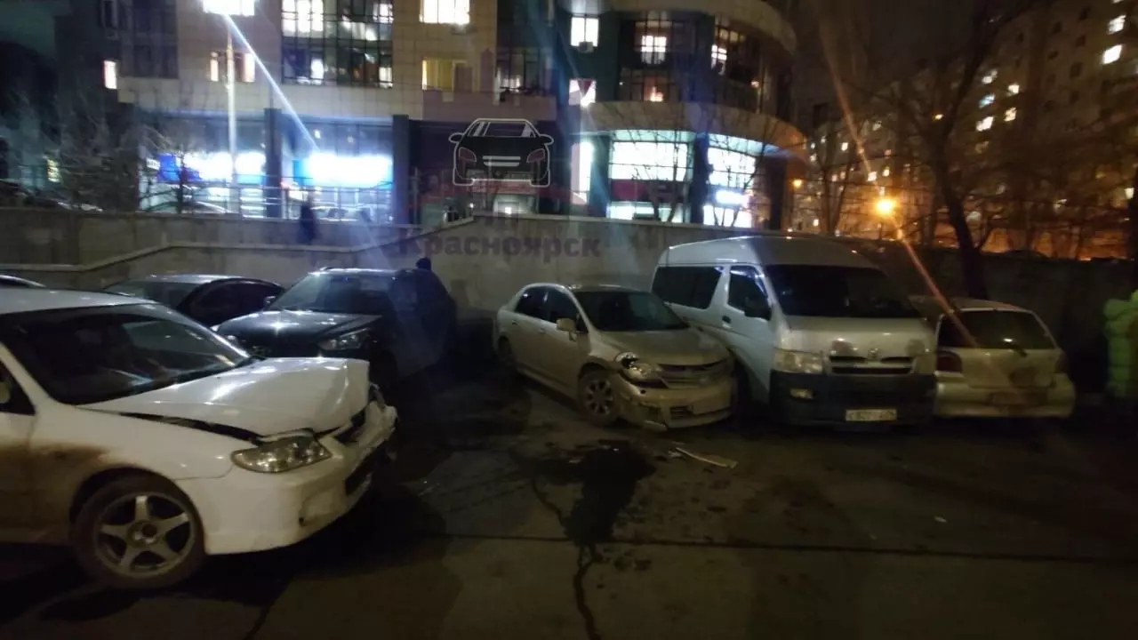 В Красноярске сильный ветер сдул машину на припаркованные авто