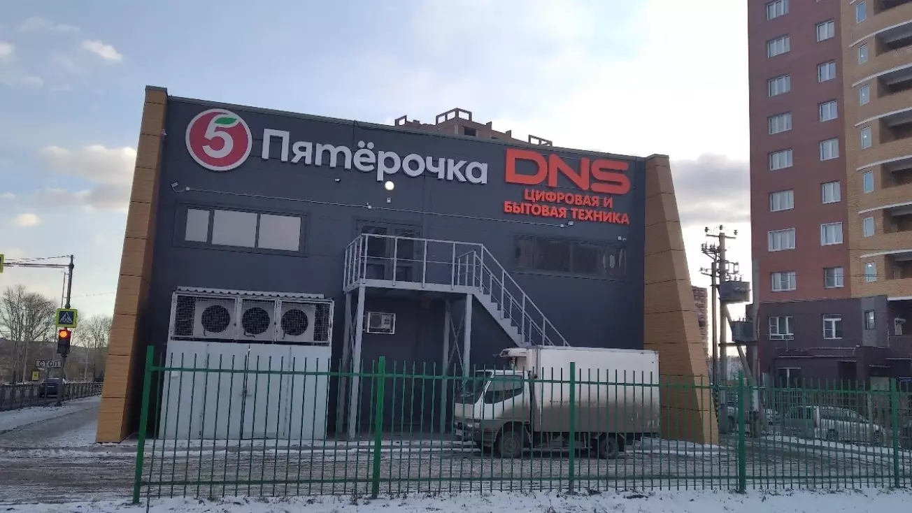 В Красноярске притворившегося дворником взломщика магазина DNS выдала метла