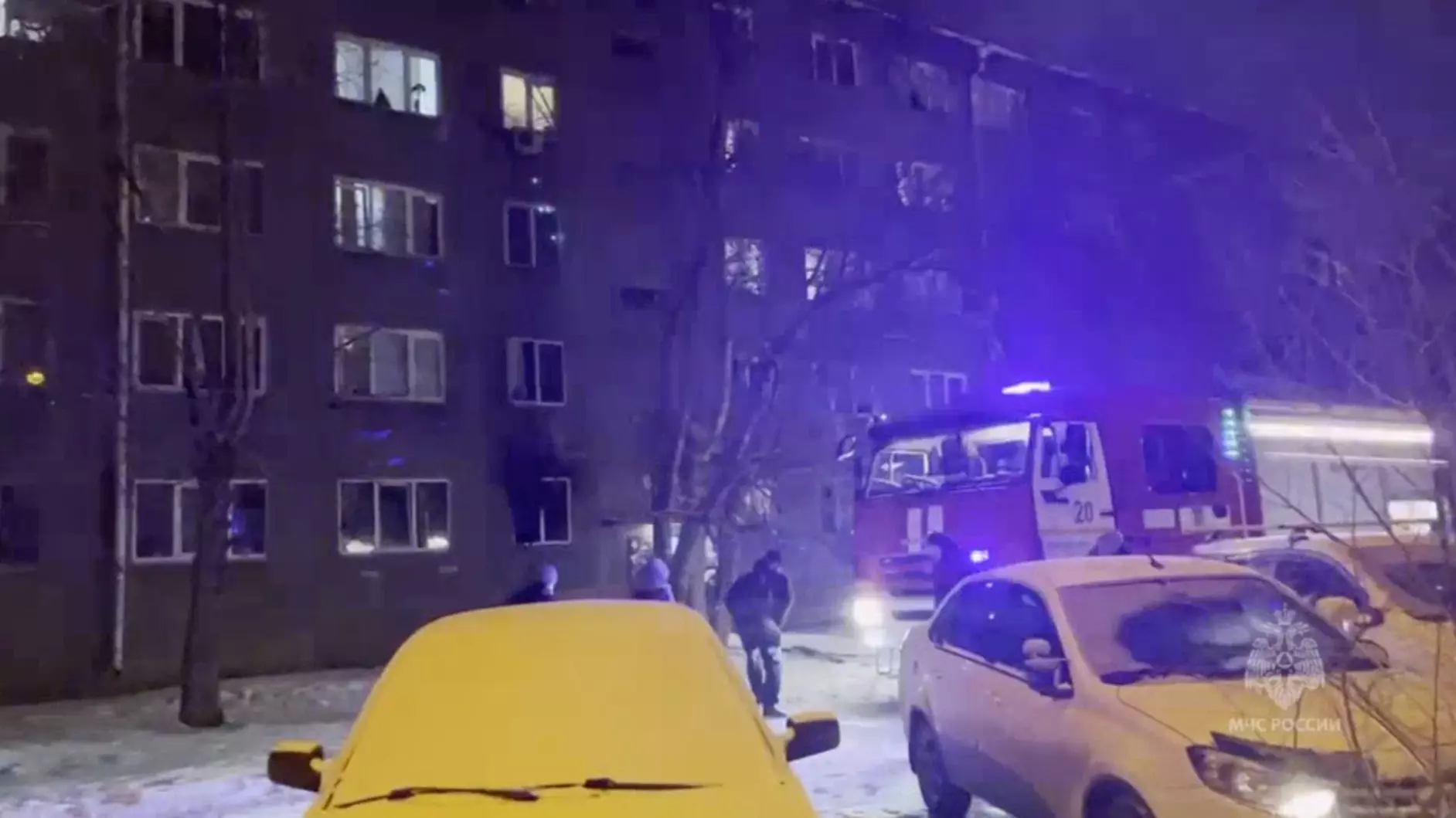 Трое взрослых и грудной ребенок пострадали в пожаре в красноярской пятиэтажке