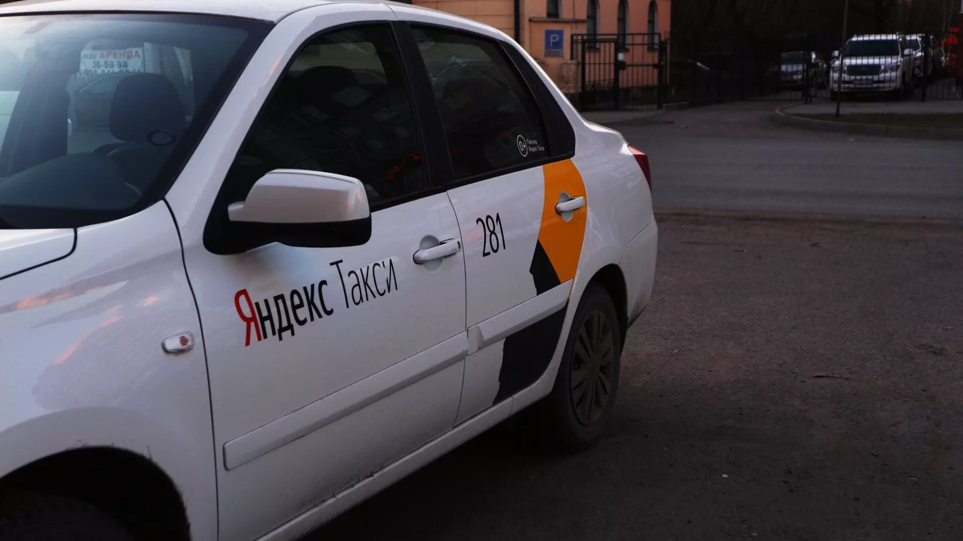 Аналитики выяснили, сколько могут зарабатывать курьеры и таксисты в Красноярске