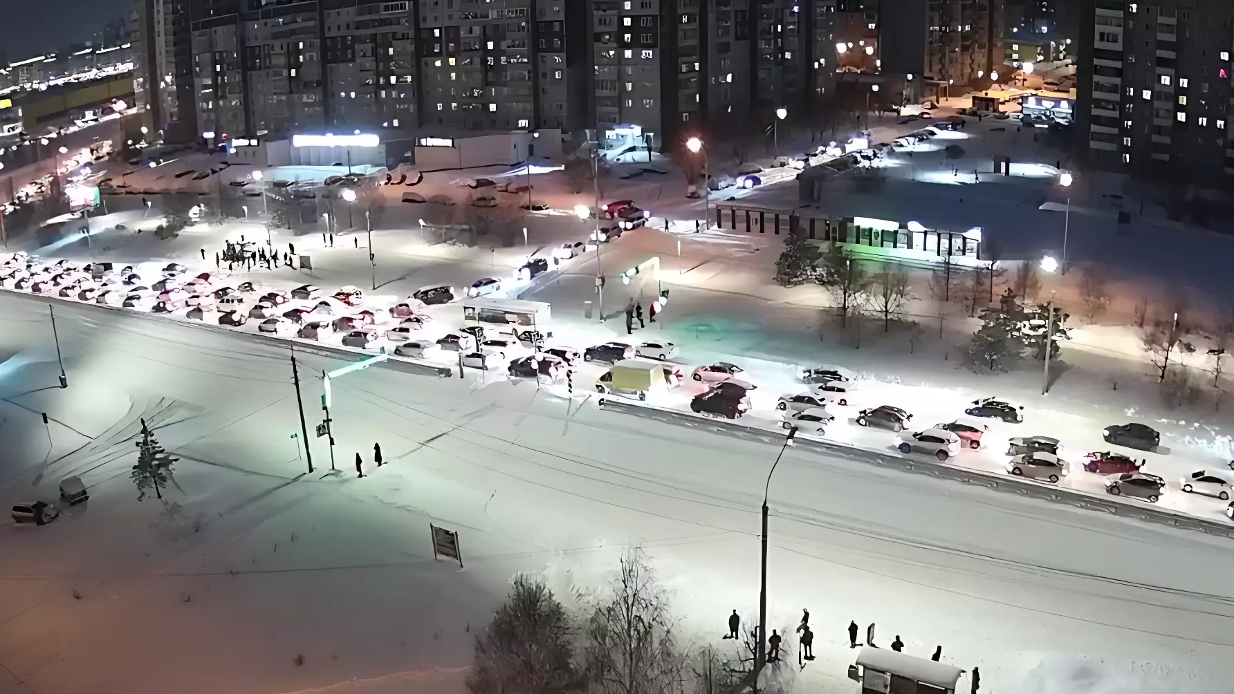 Красноярск завалило снегом и сковало пробками