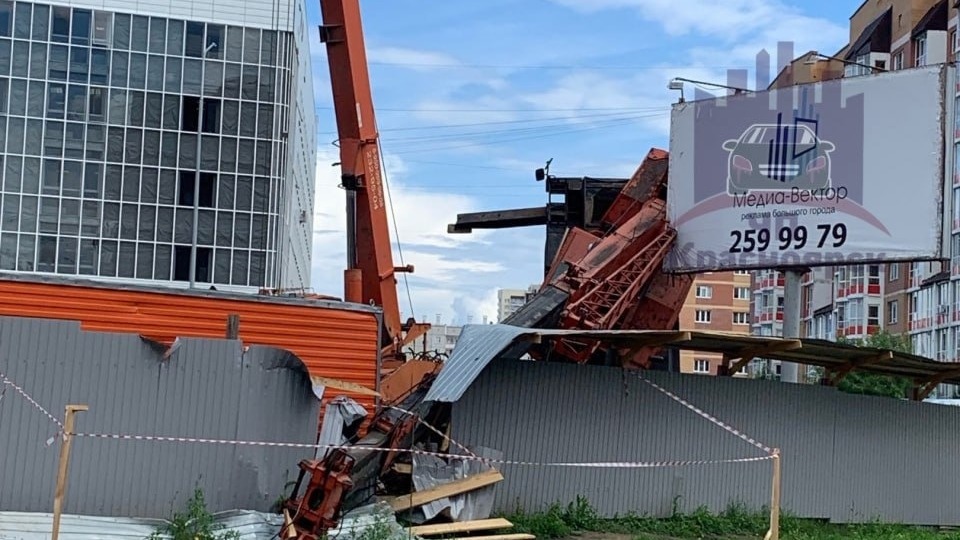 На стройплощадке в Красноярске упал подъемный кран