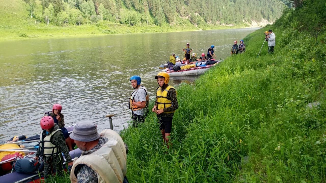 В Красноярском крае из-за поломки катамарана 20 детей застряли на реке