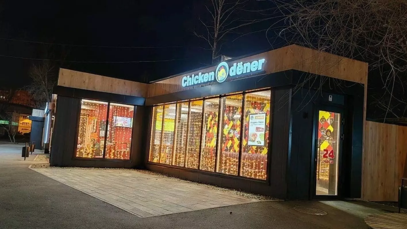 В Красноярске закрыли точку Chicken dener после отравления студентов