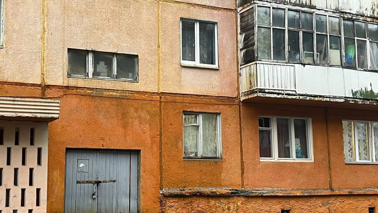 На севере Красноярского края 3-летний мальчик выпал из окна