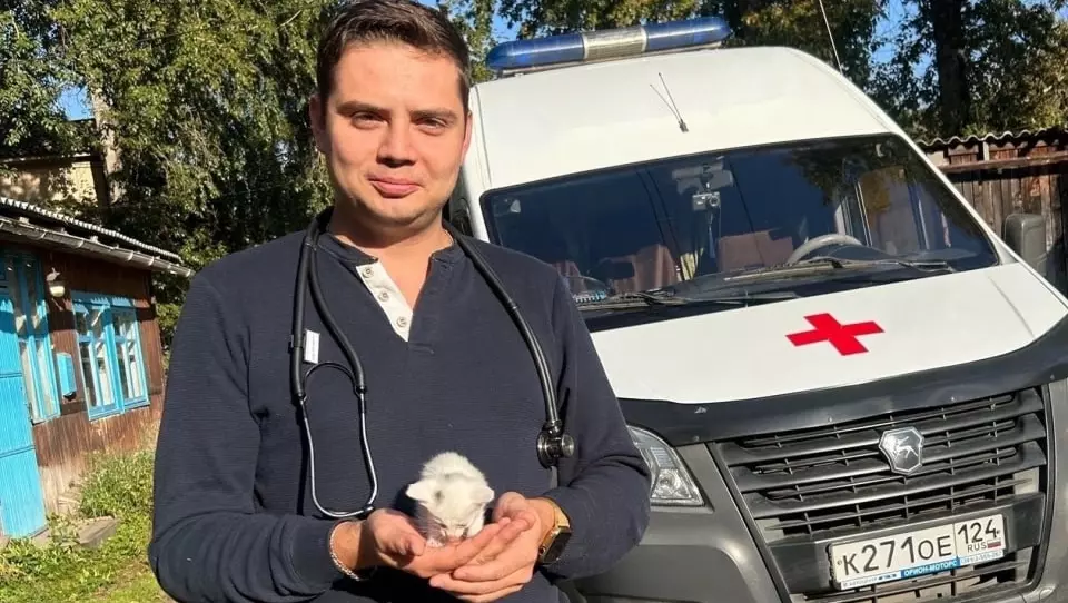 В Красноярске врач скорой помощи спас на пожаре котенка