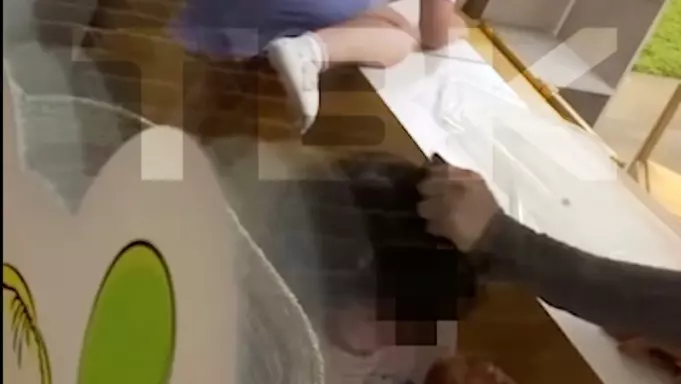 В красноярском детсаду воспитатель дернула ребенка за волосы из-за усталости