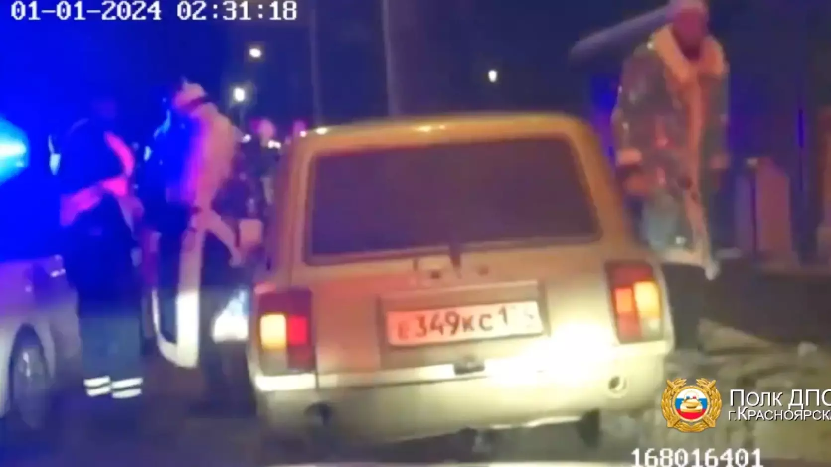 Красноярские инспекторы задержали пьяного Деда Мороза за рулем «Жигулей»