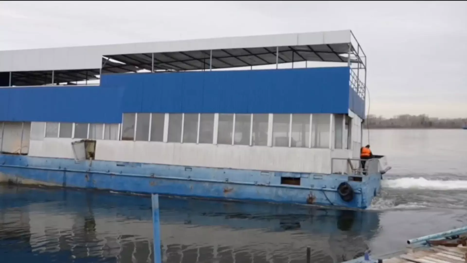 Затопленное кафе за ТЦ «Красноярье» отбуксировали от набережной