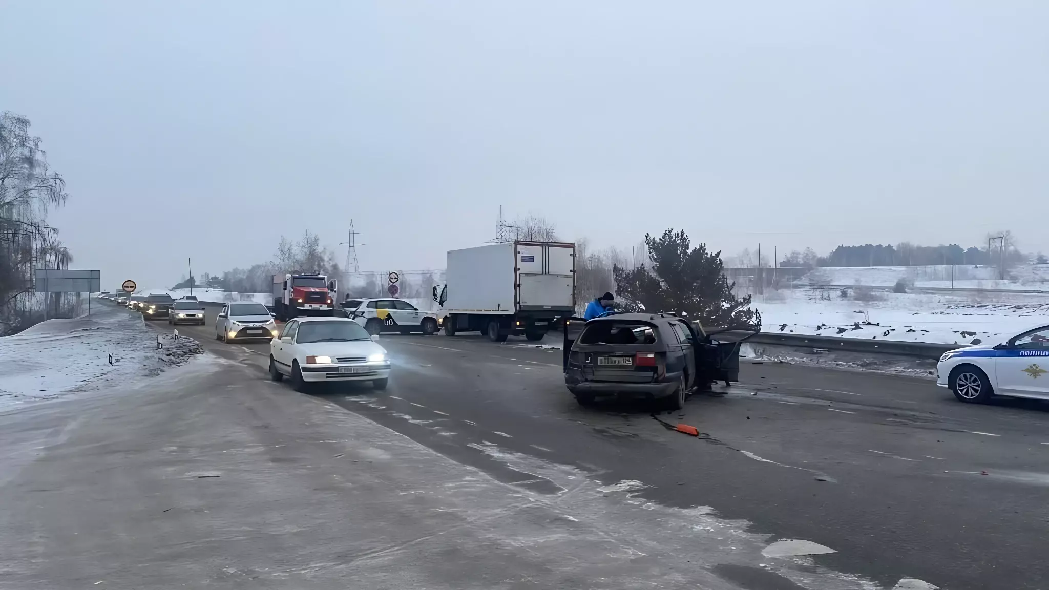 Под Красноярском в массовой аварии с автобусом пострадали три человека