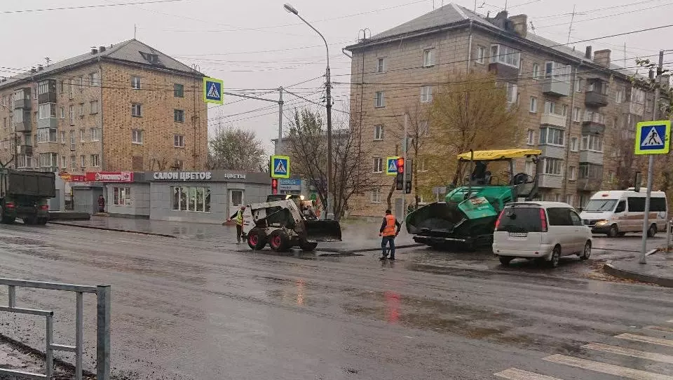 В Красноярске асфальт по майскому контракту укладывали в октябрьский дождь
