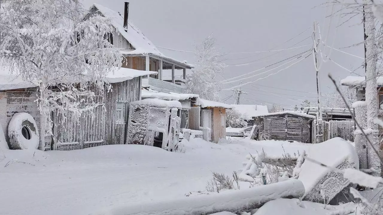 Красноярский фотограф показал «замерзшую» деревню на берегу Ангары
