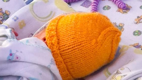 Врачи показали недоношенных малышей в связанных волонтерами шапочках и носках