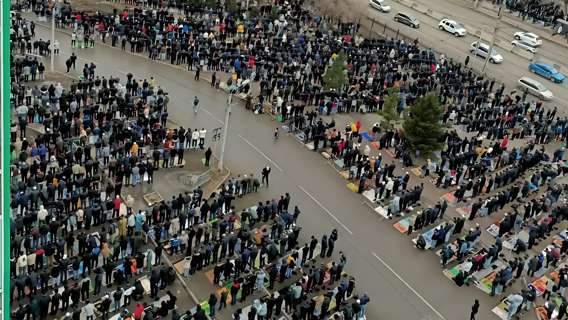 Тысячи мусульман пришли в мечеть в Красноярске на праздник Ураза-байрам