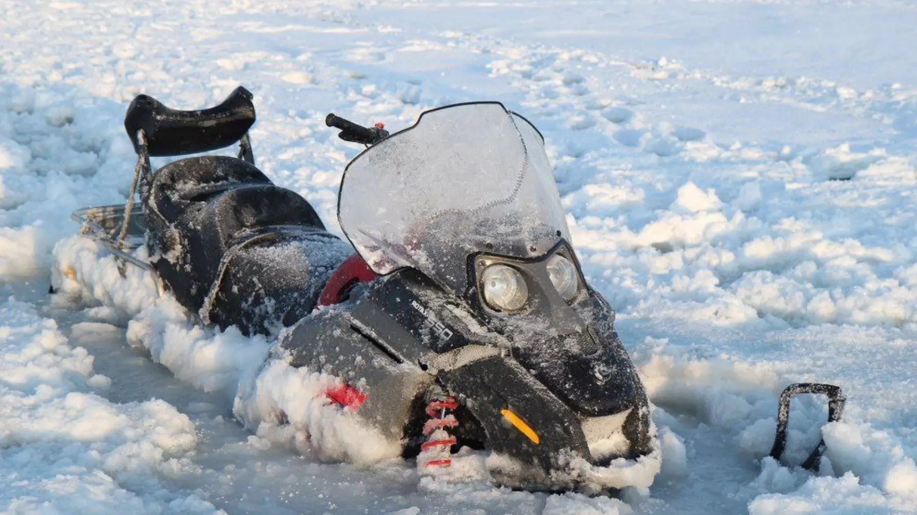 На Красноярском водохранилище пара успела выбраться с уходящего под лед снегоход