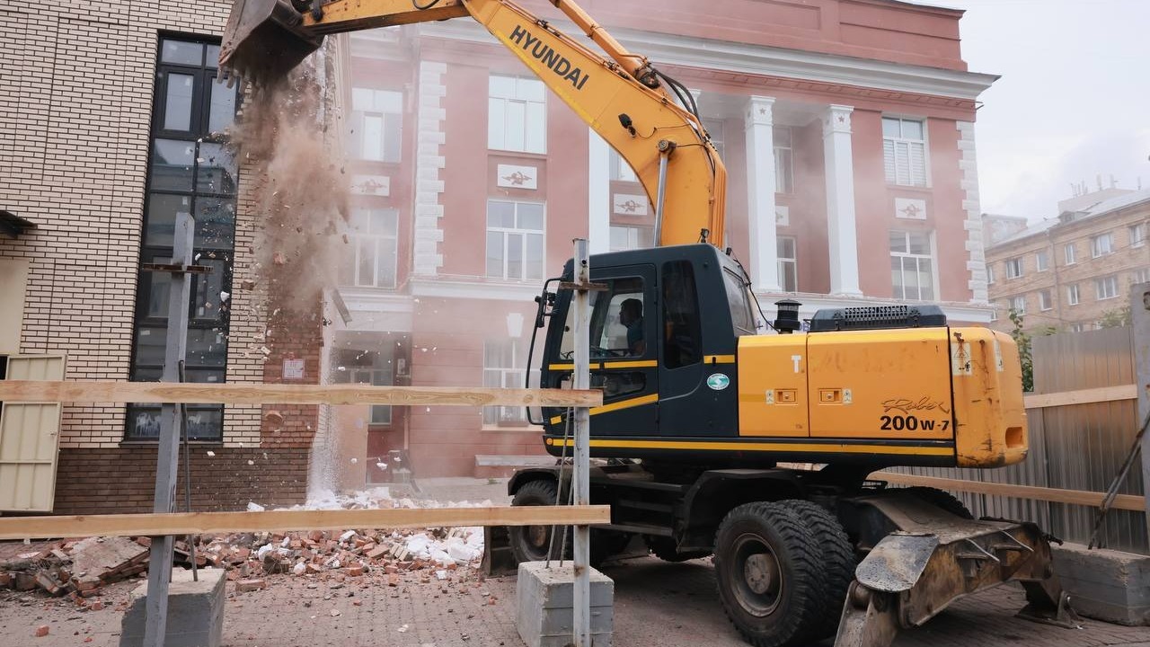 В Красноярске начали сносить скандальное здание «Кантри»