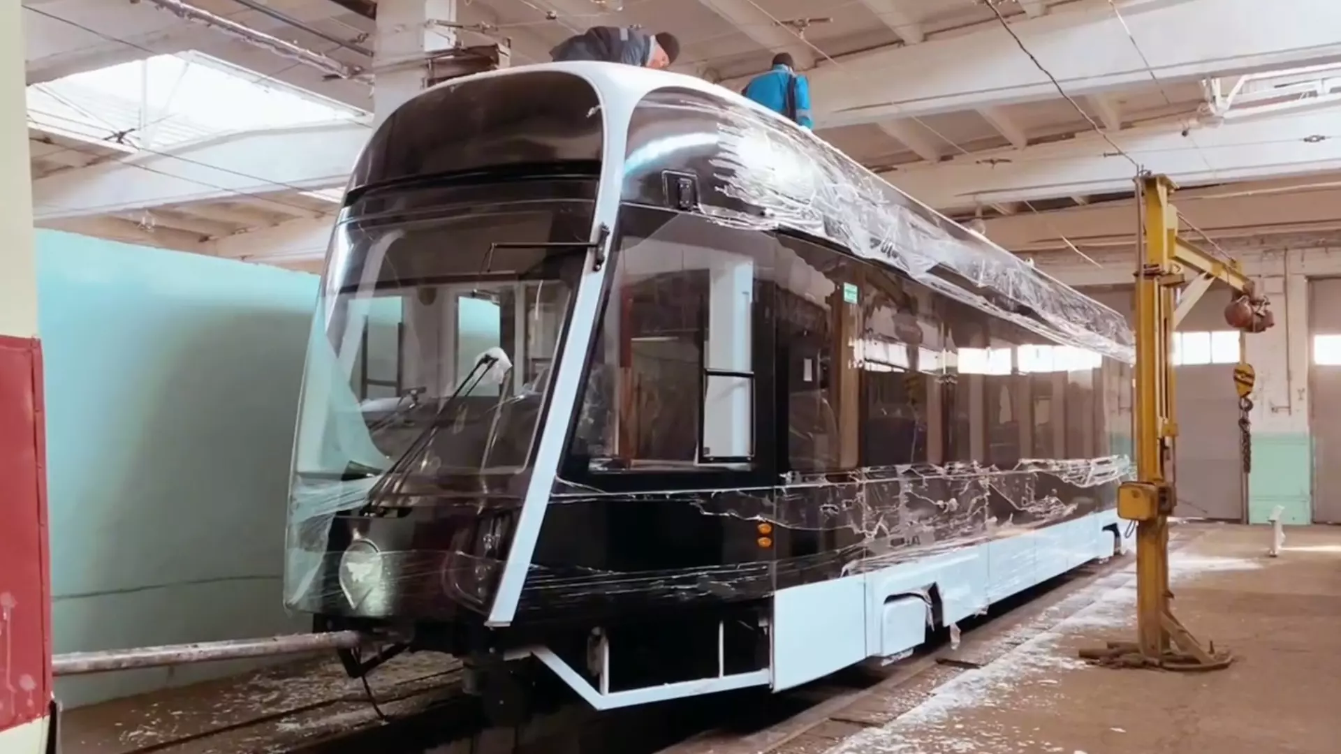В Красноярск привезли новый трамвай за 83 миллиона