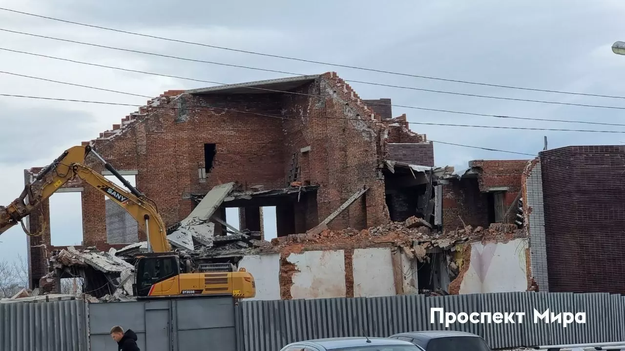 В Николаевке сносят недостроенную церковь пятидестников