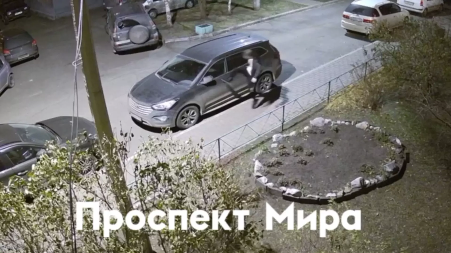 В Красноярске ночью неизвестный ходил по дворам и пинал чужие авто