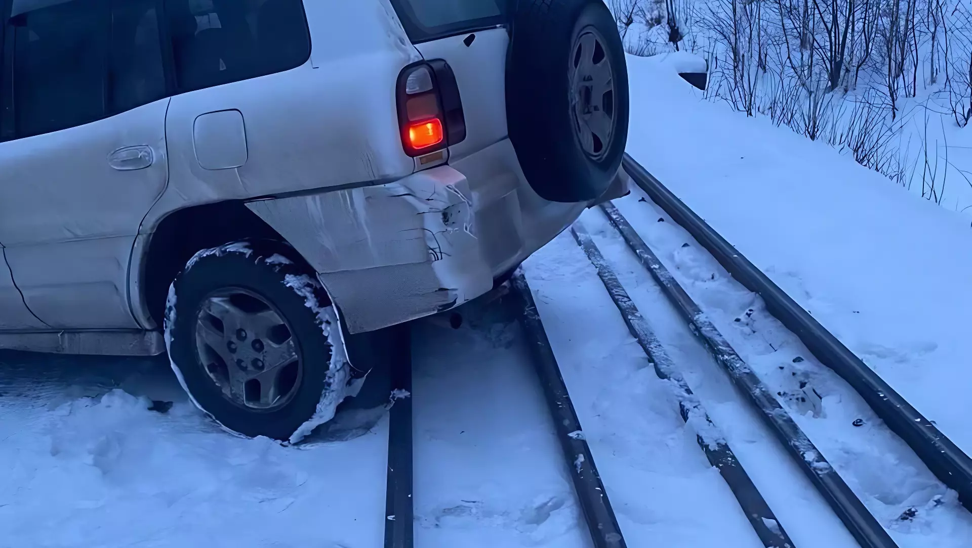В Красноярском крае автомобилист застрял на железнодорожных путях и избежал ДТП