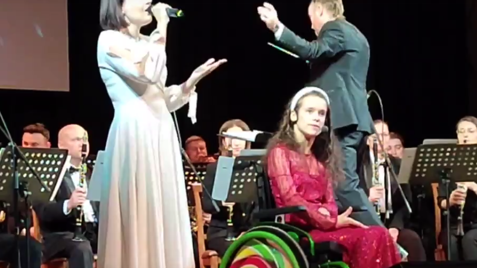 В Красноярске девушка с ДЦП мечтала спеть с духовым оркестром — и спела