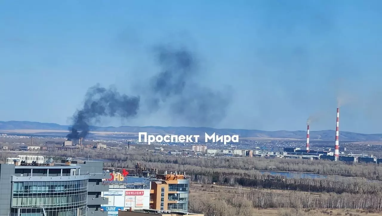 В Красноярске произошел пожар на территории промзоны