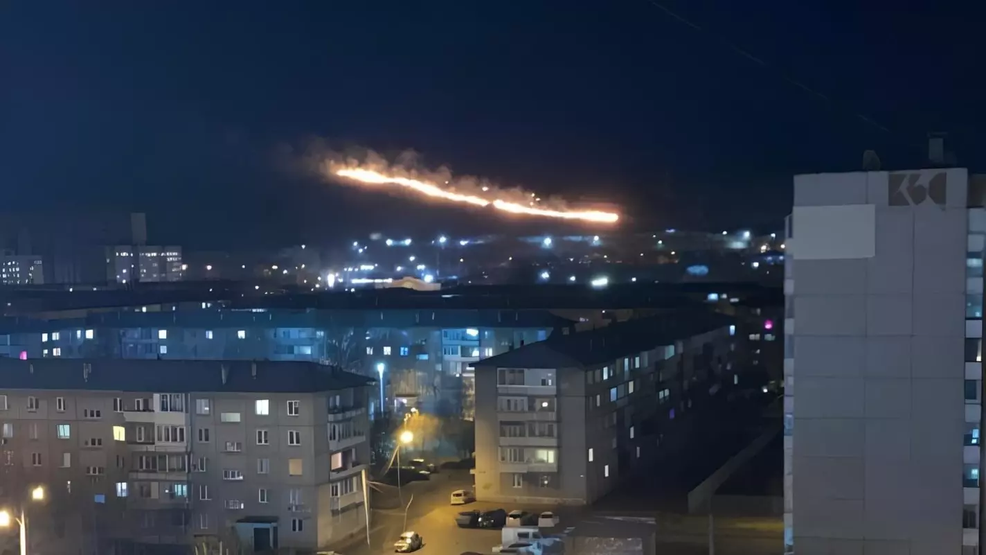 На правом берегу Красноярска горит целая гора. Выглядит жутко