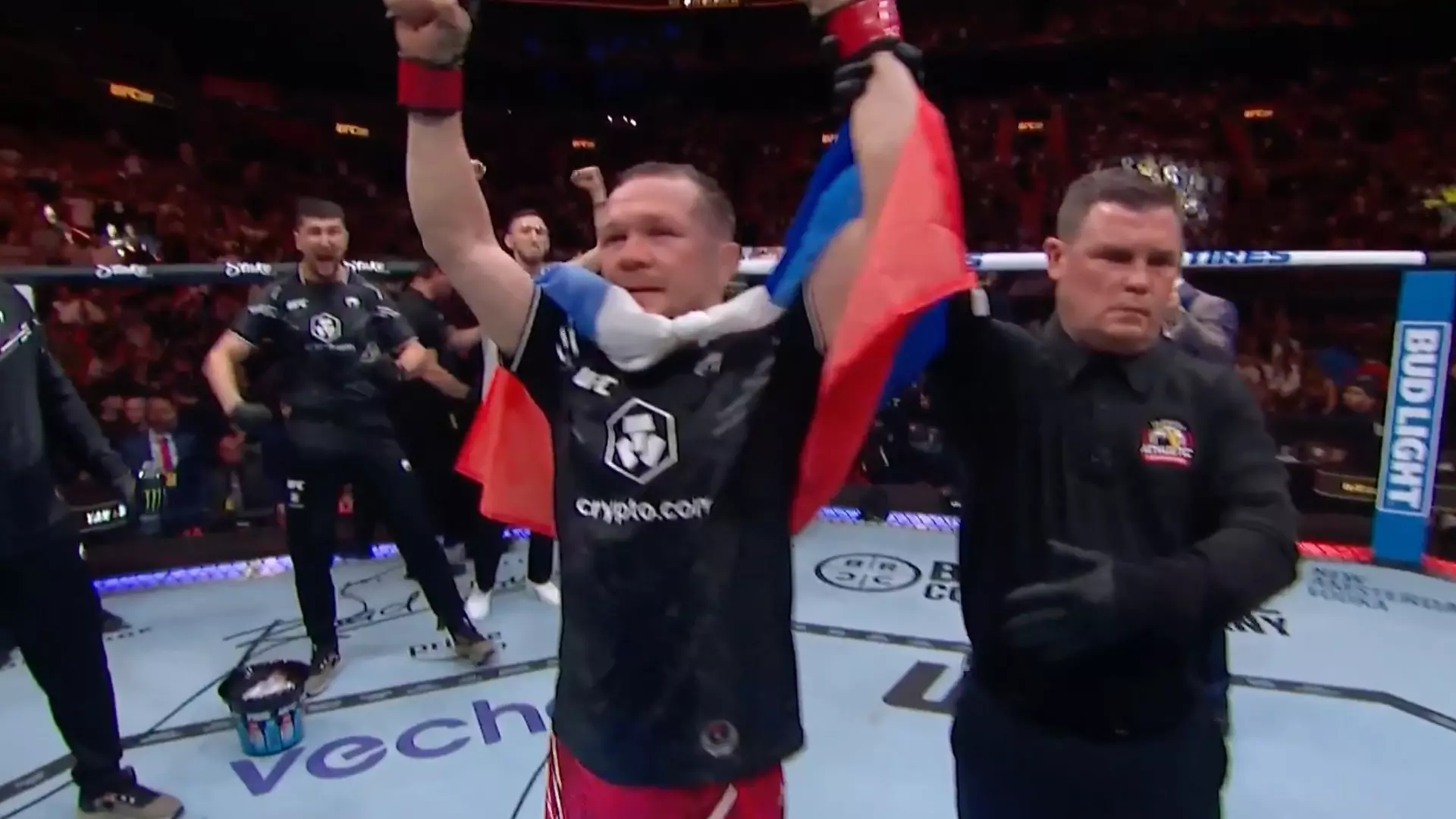 Уроженец Красноярского края Петр Ян выиграл у китайца на турнире UFC 299