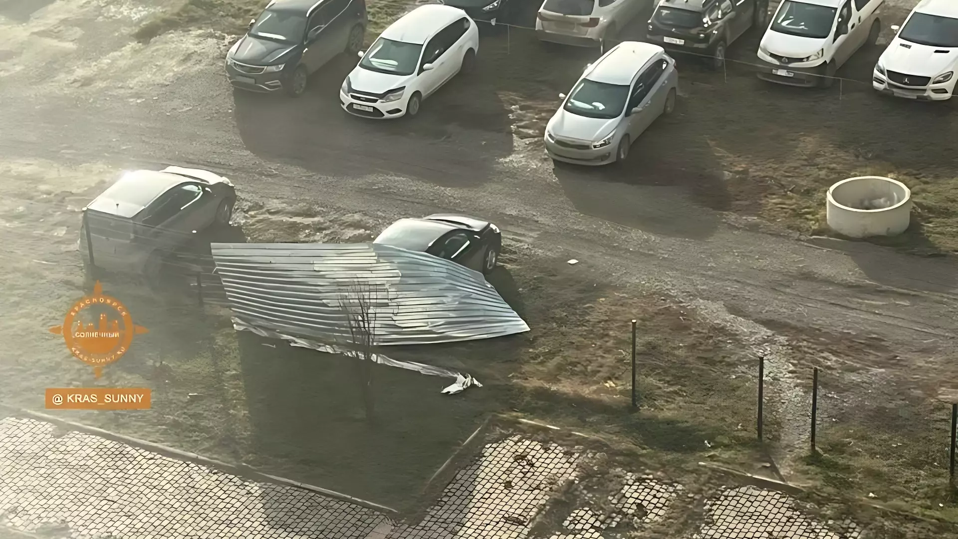 В Красноярске ураган повредил больше 40 авто и 70 домов