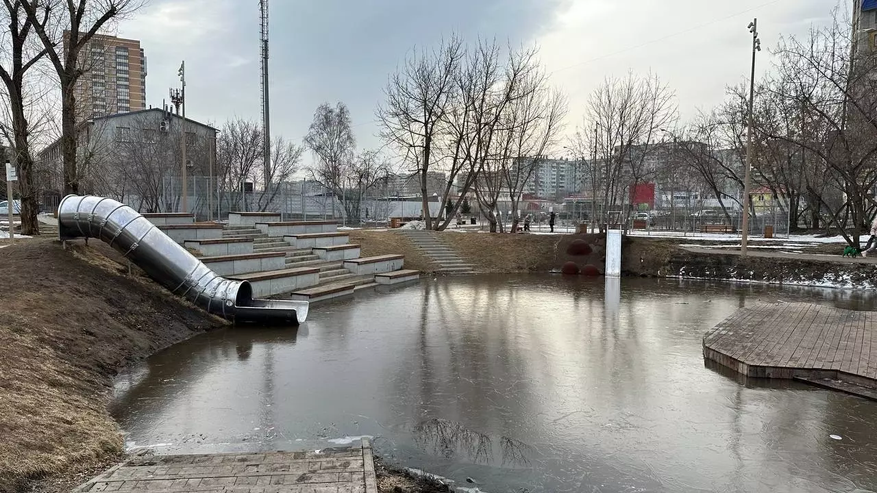 «Дождались аквапарк»: в Красноярске затопило сквер на правом берегу