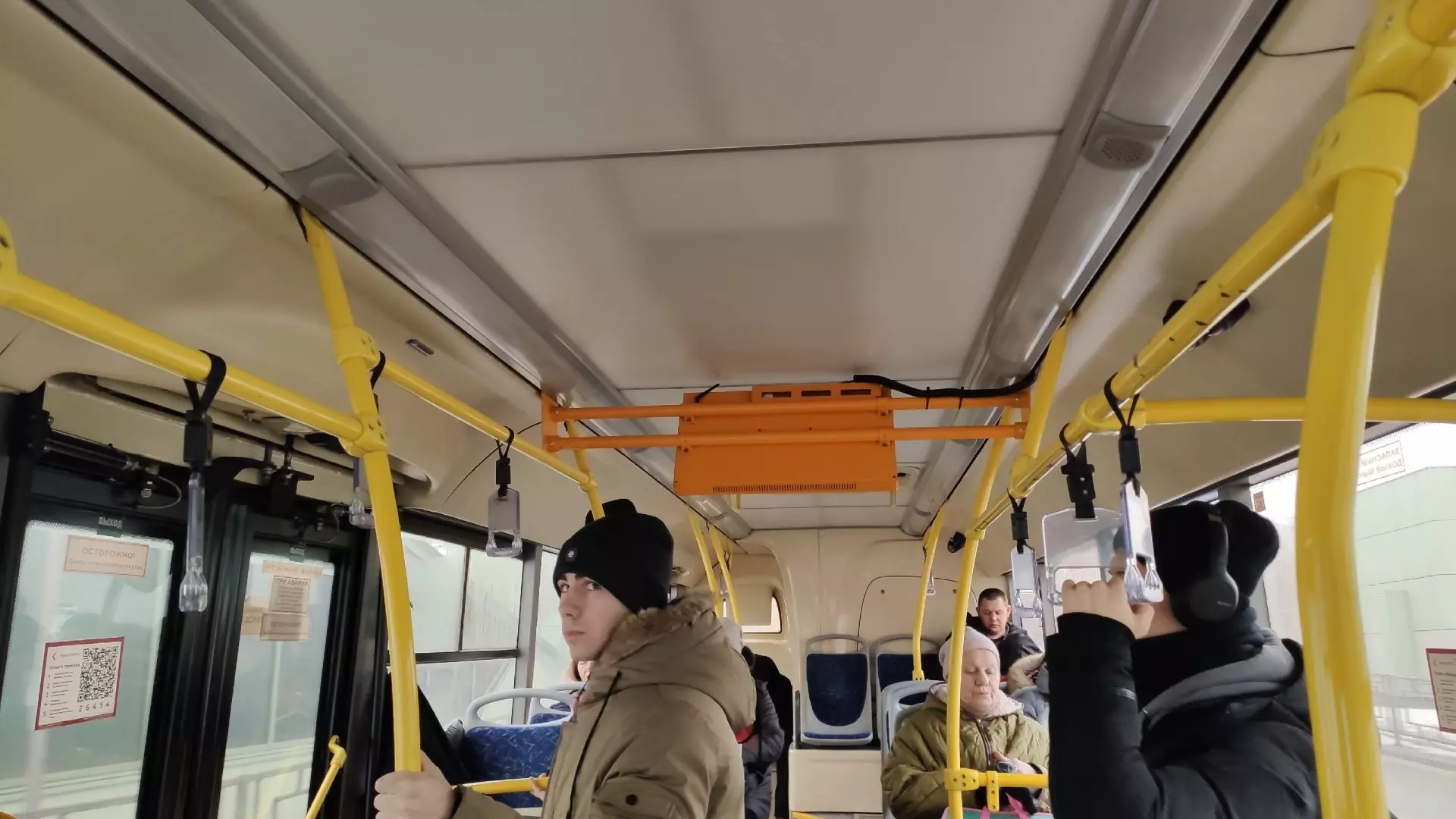 В Красноярске 30% пассажиров в автобусах без кондуктора не платят за проезд