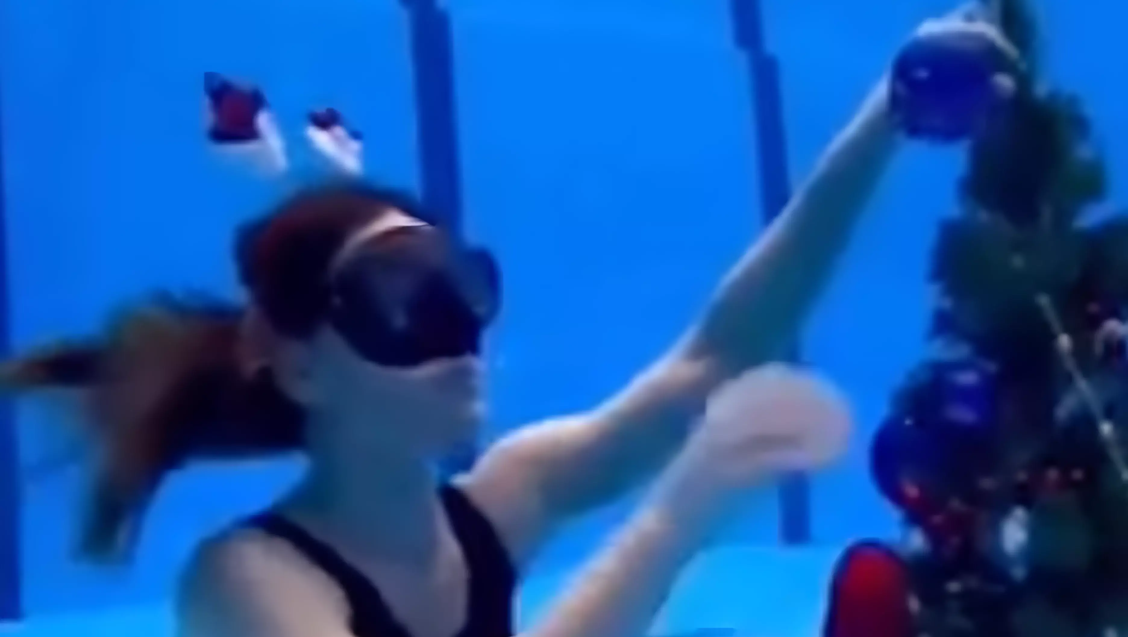 Красноярский инструктор подводного танца нарядила елку на дне бассейна