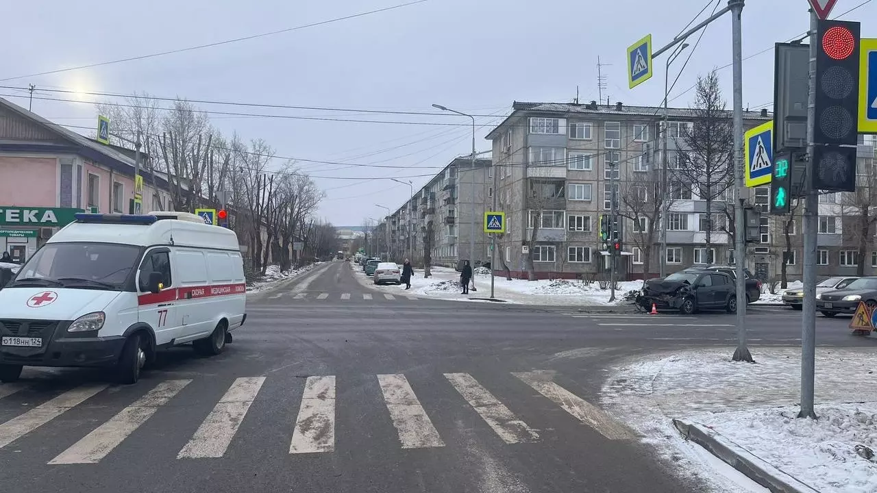 В Красноярске из-за аварии со «скорой» пациента пришлось доставлять на попутке