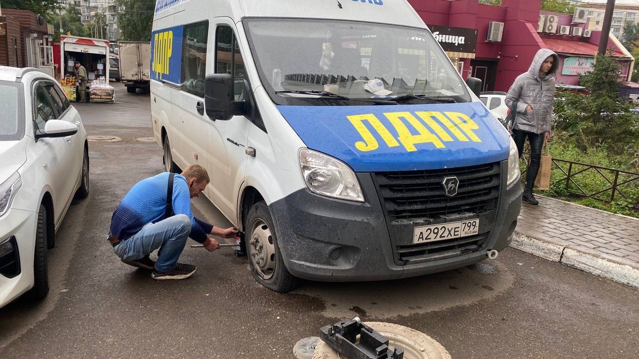 В Красноярске задержали парней, которые проткнули колеса газели ЛДПР