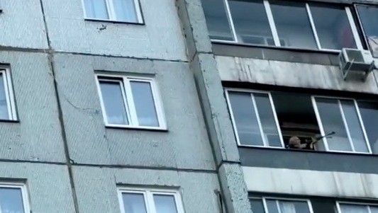 В Красноярске из окна многоэтажки житель стреляет из воздушки