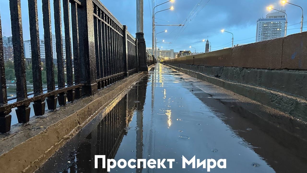 Отремонтированный тротуар на Коммунальном мосту затопило после дождя